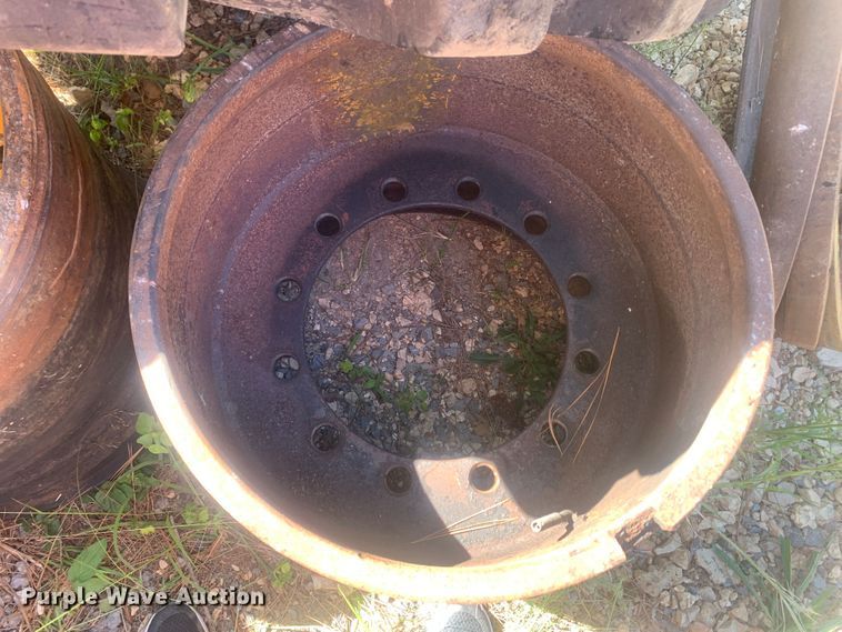 image for item MH9792 23.5-25 tire