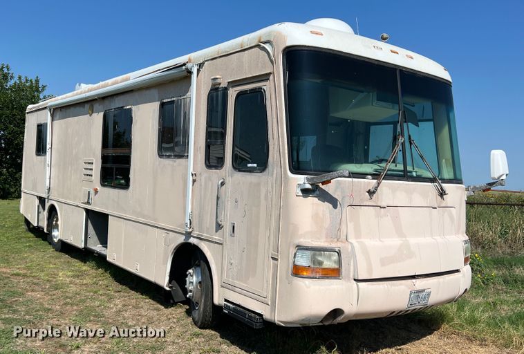 image for item MQ9798 2001 Freightliner XC  RV