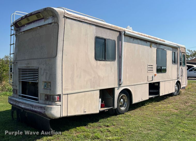 image for item MQ9798 2001 Freightliner XC  RV