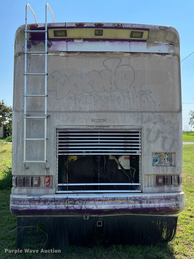 image for item MQ9798 2001 Freightliner XC  RV