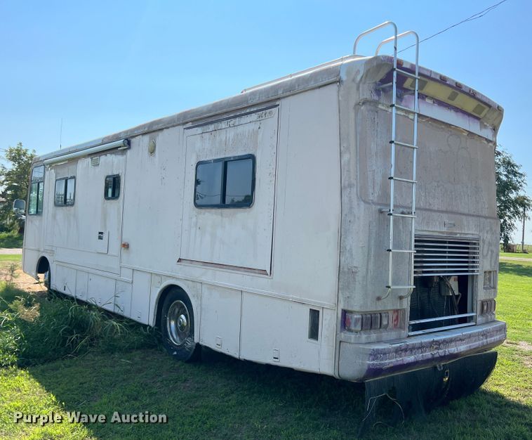 image for item MQ9798 2001 Freightliner XC  RV