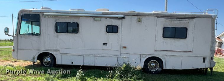 image for item MQ9798 2001 Freightliner XC  RV