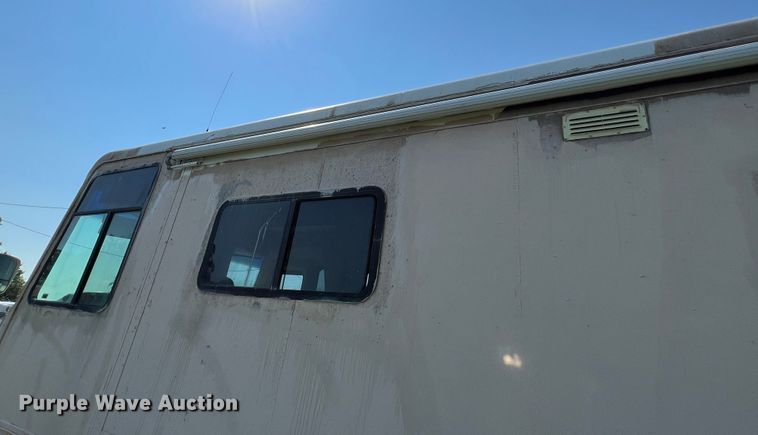 image for item MQ9798 2001 Freightliner XC  RV