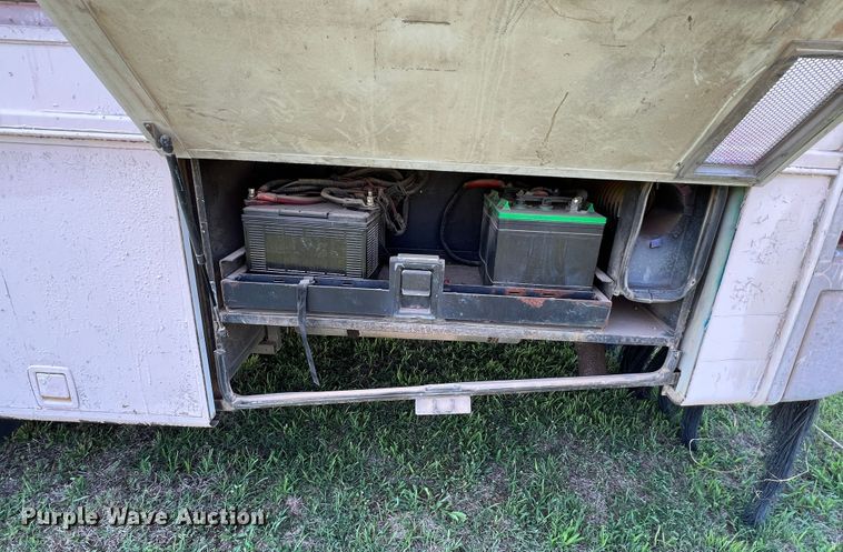 image for item MQ9798 2001 Freightliner XC  RV