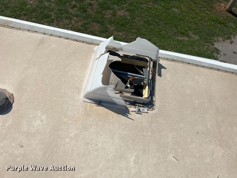 image for item MQ9798 2001 Freightliner XC  RV