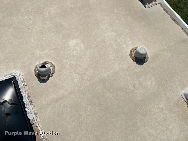 image for item MQ9798 2001 Freightliner XC  RV