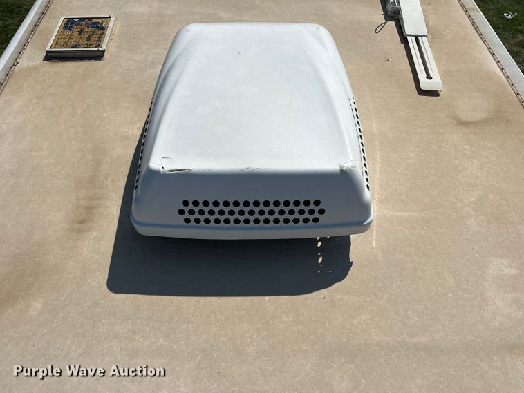 image for item MQ9798 2001 Freightliner XC  RV