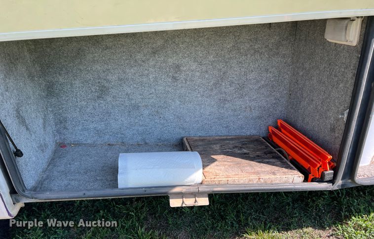 image for item MQ9798 2001 Freightliner XC  RV