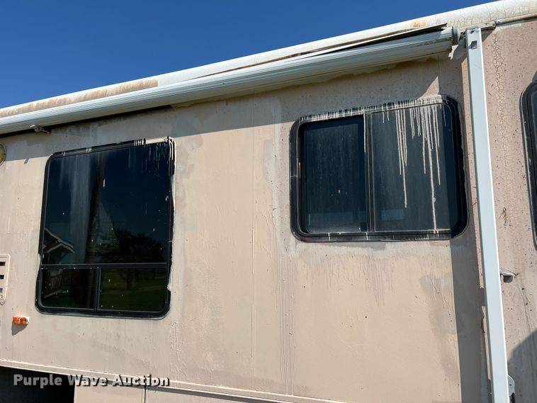 image for item MQ9798 2001 Freightliner XC  RV