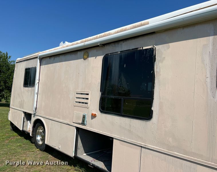 image for item MQ9798 2001 Freightliner XC  RV