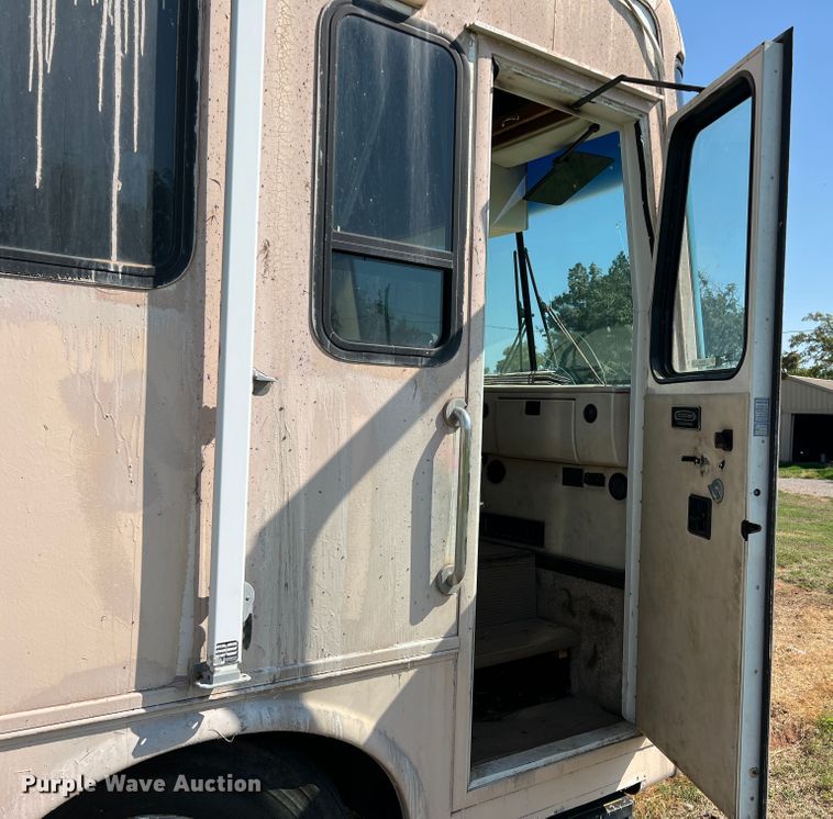 image for item MQ9798 2001 Freightliner XC  RV