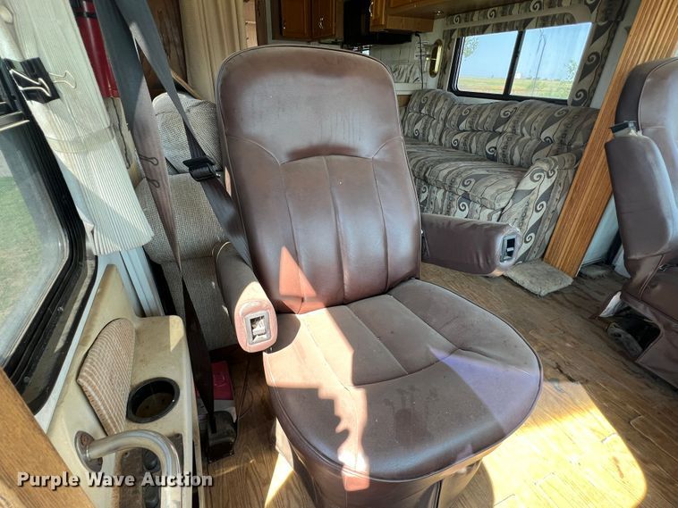 image for item MQ9798 2001 Freightliner XC  RV