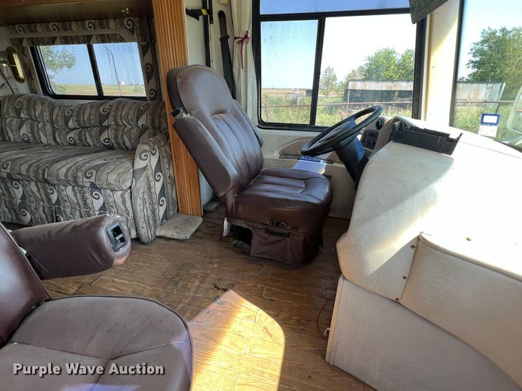 image for item MQ9798 2001 Freightliner XC  RV