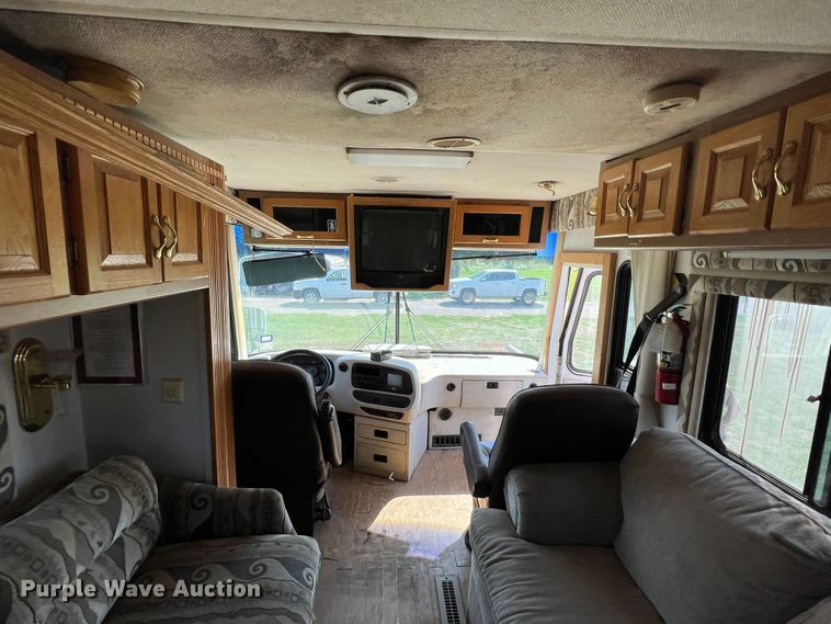 image for item MQ9798 2001 Freightliner XC  RV