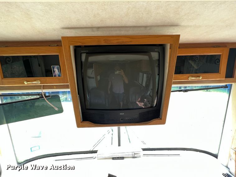 image for item MQ9798 2001 Freightliner XC  RV