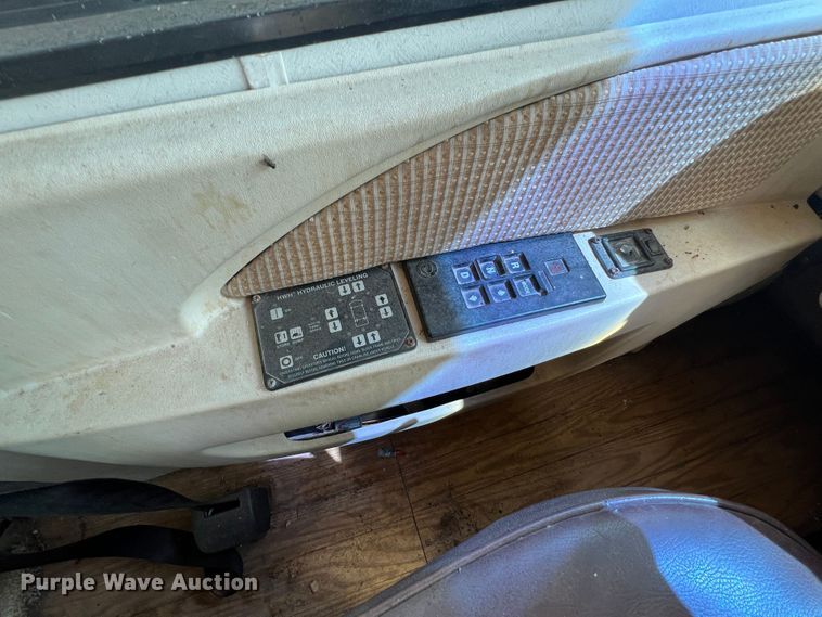 image for item MQ9798 2001 Freightliner XC  RV