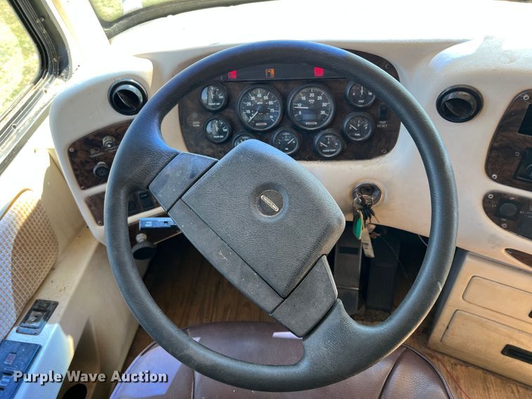 image for item MQ9798 2001 Freightliner XC  RV