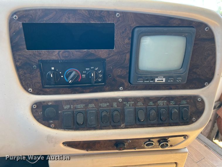 image for item MQ9798 2001 Freightliner XC  RV