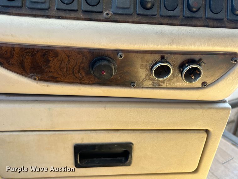 image for item MQ9798 2001 Freightliner XC  RV