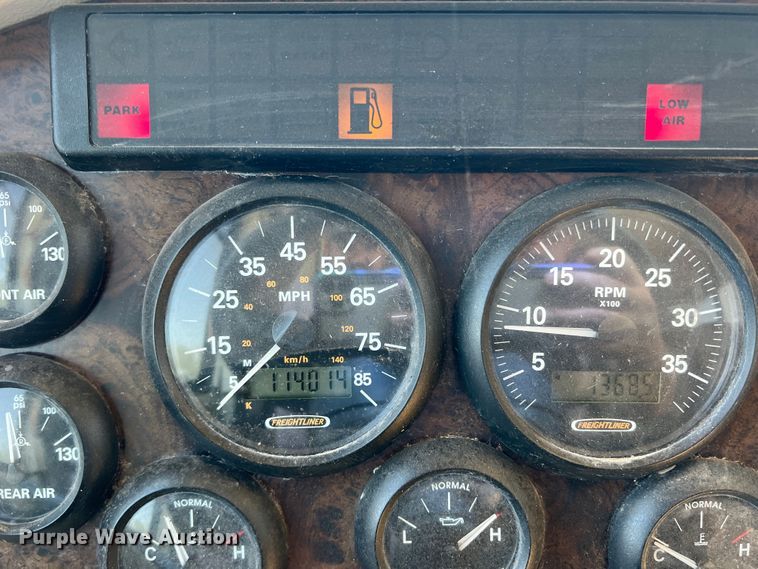 image for item MQ9798 2001 Freightliner XC  RV