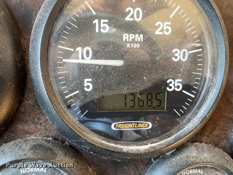 image for item MQ9798 2001 Freightliner XC  RV