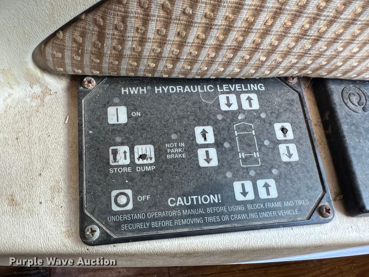 image for item MQ9798 2001 Freightliner XC  RV