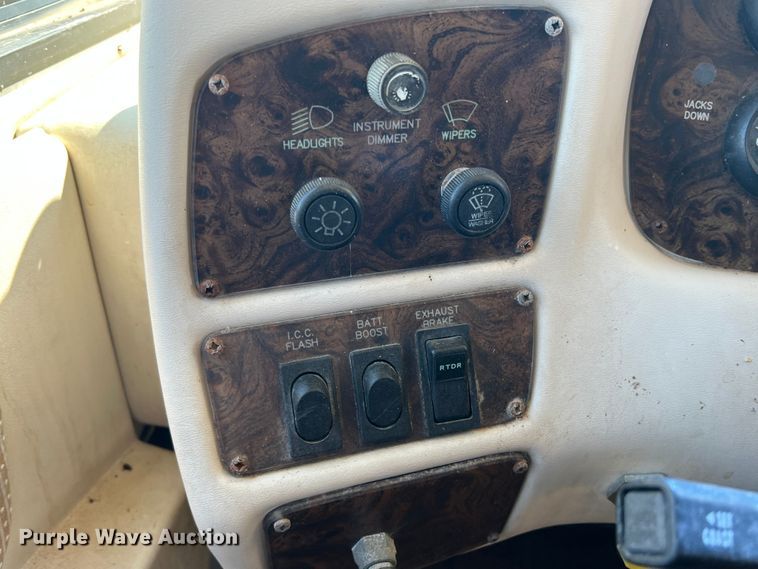 image for item MQ9798 2001 Freightliner XC  RV