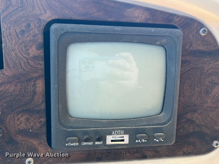 image for item MQ9798 2001 Freightliner XC  RV