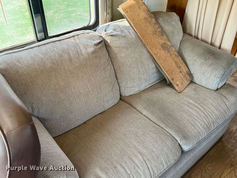 image for item MQ9798 2001 Freightliner XC  RV