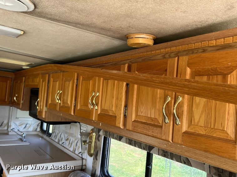 image for item MQ9798 2001 Freightliner XC  RV