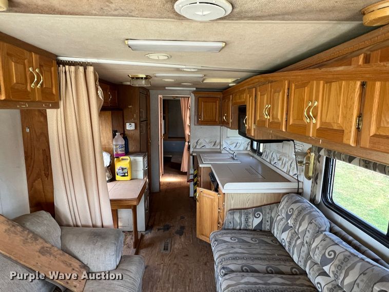 image for item MQ9798 2001 Freightliner XC  RV