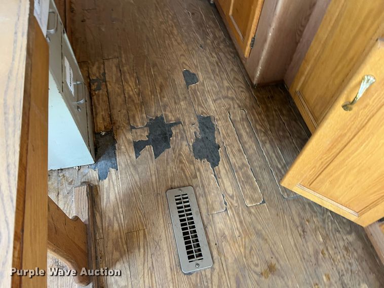 image for item MQ9798 2001 Freightliner XC  RV