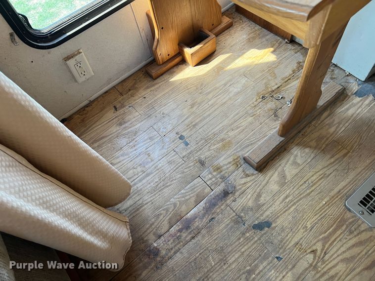 image for item MQ9798 2001 Freightliner XC  RV