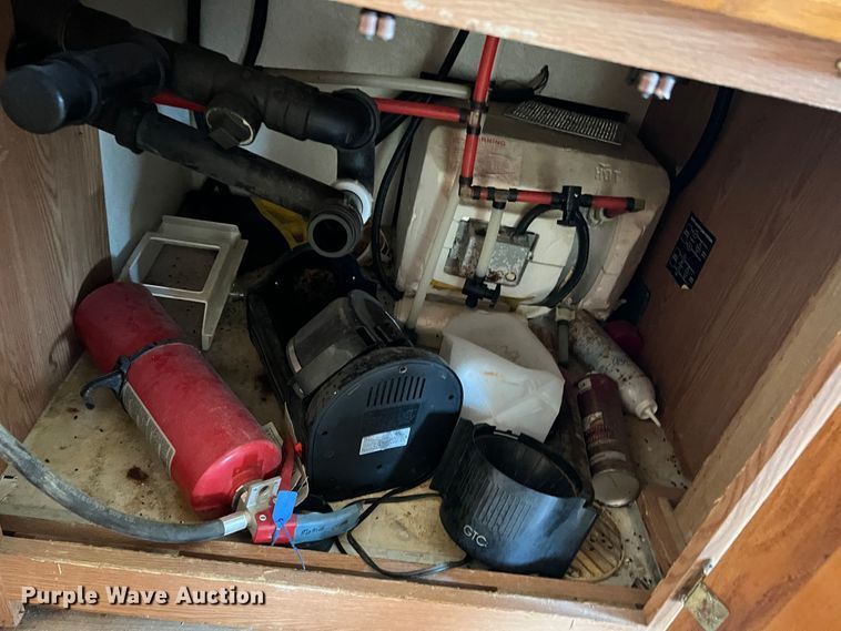 image for item MQ9798 2001 Freightliner XC  RV