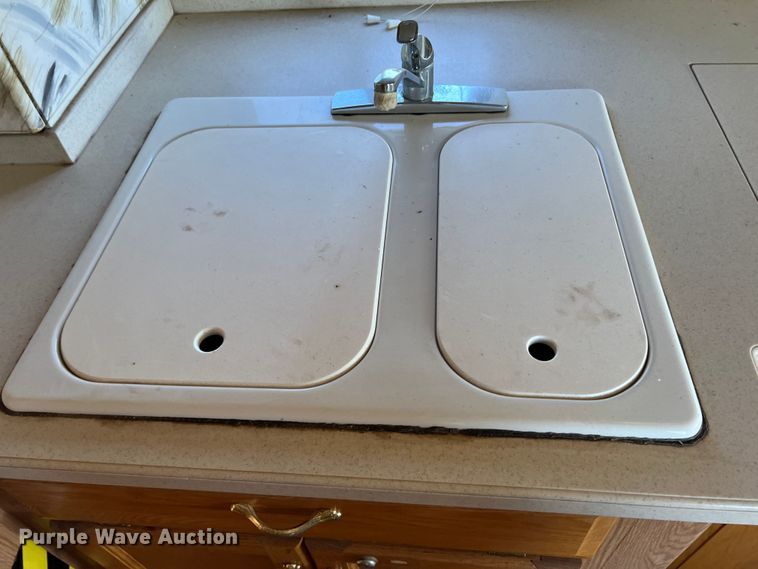 image for item MQ9798 2001 Freightliner XC  RV