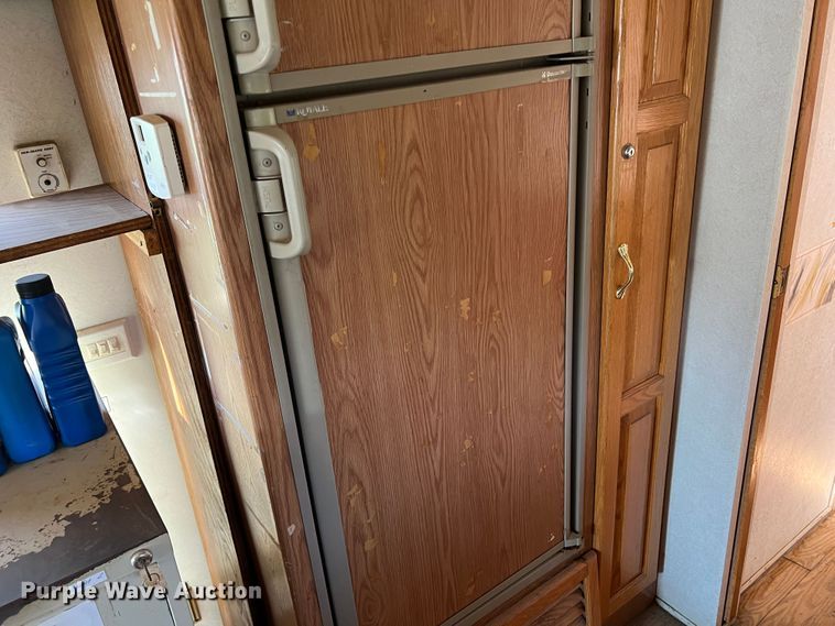 image for item MQ9798 2001 Freightliner XC  RV