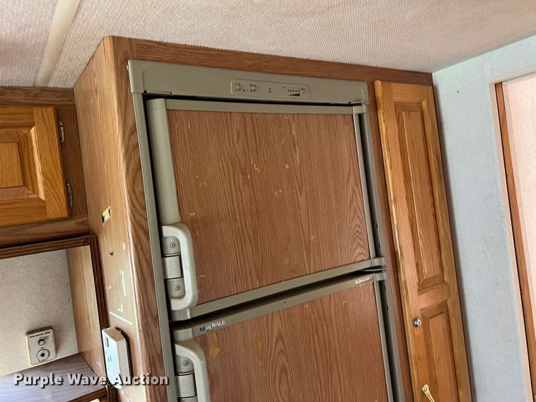 image for item MQ9798 2001 Freightliner XC  RV