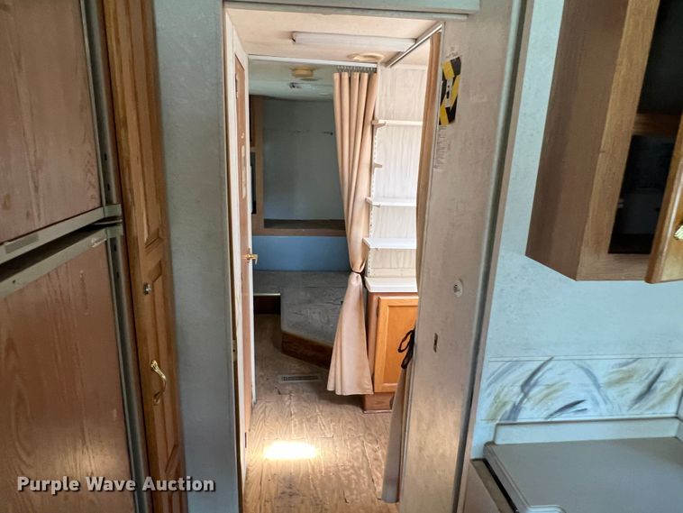 image for item MQ9798 2001 Freightliner XC  RV