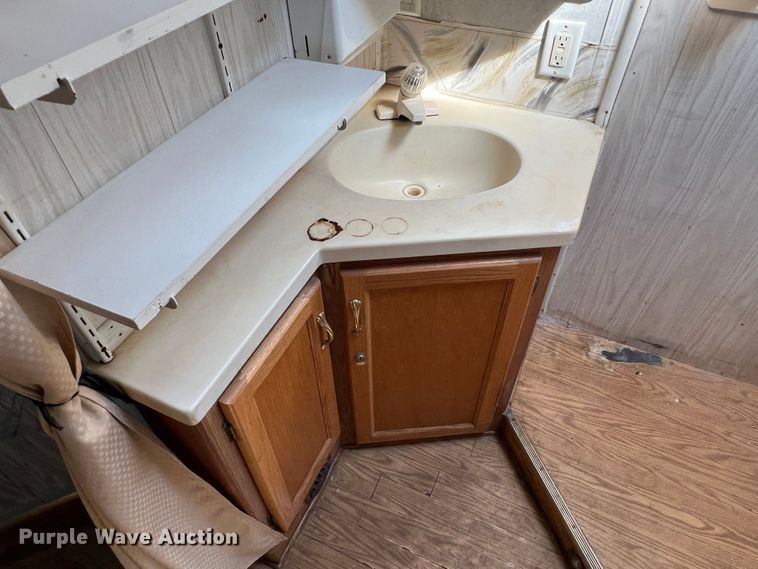 image for item MQ9798 2001 Freightliner XC  RV