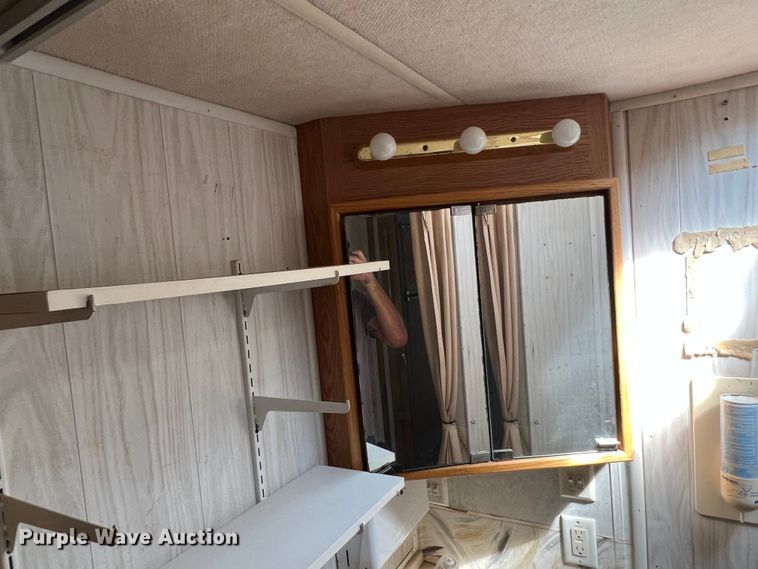 image for item MQ9798 2001 Freightliner XC  RV