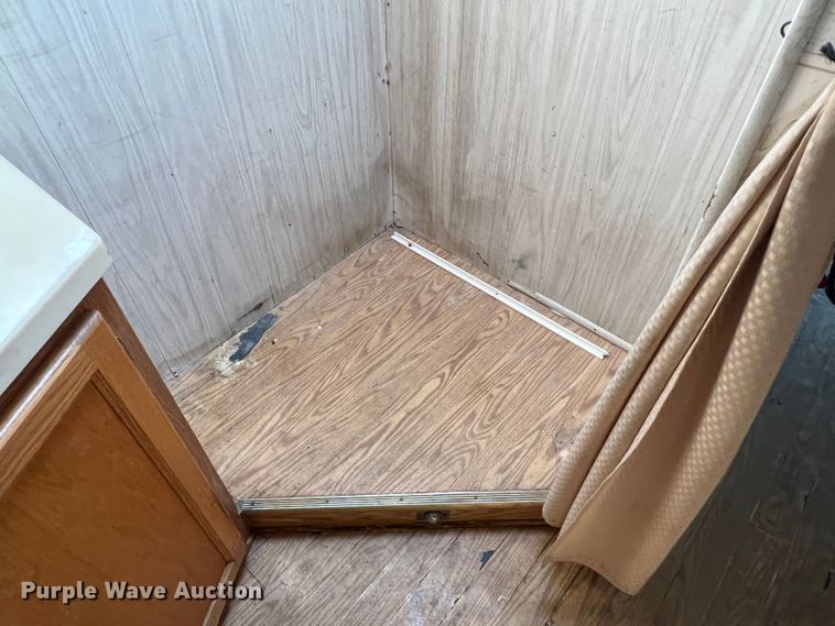 image for item MQ9798 2001 Freightliner XC  RV