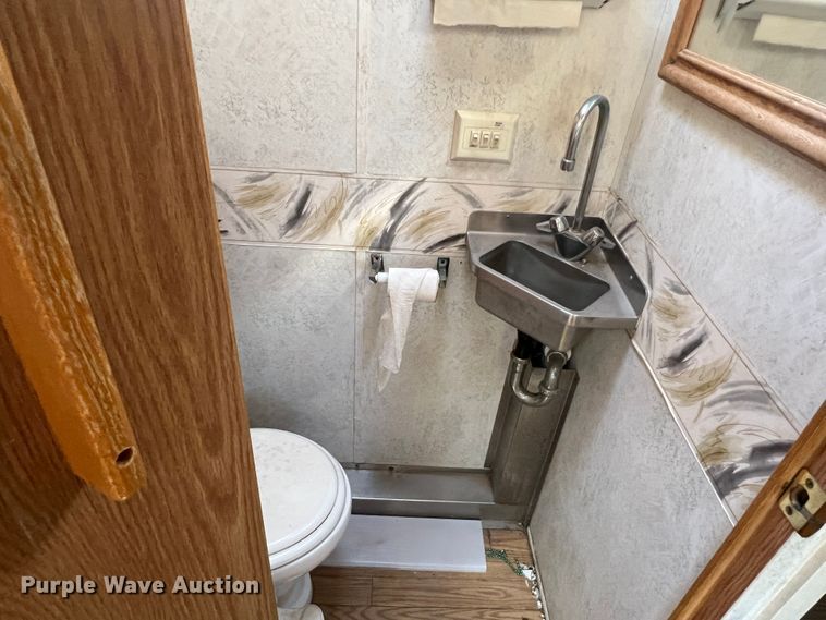 image for item MQ9798 2001 Freightliner XC  RV