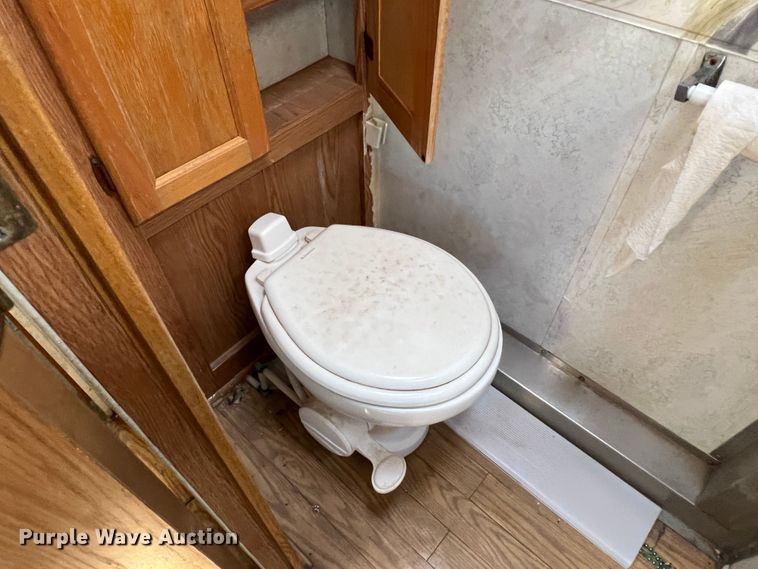 image for item MQ9798 2001 Freightliner XC  RV