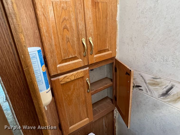 image for item MQ9798 2001 Freightliner XC  RV