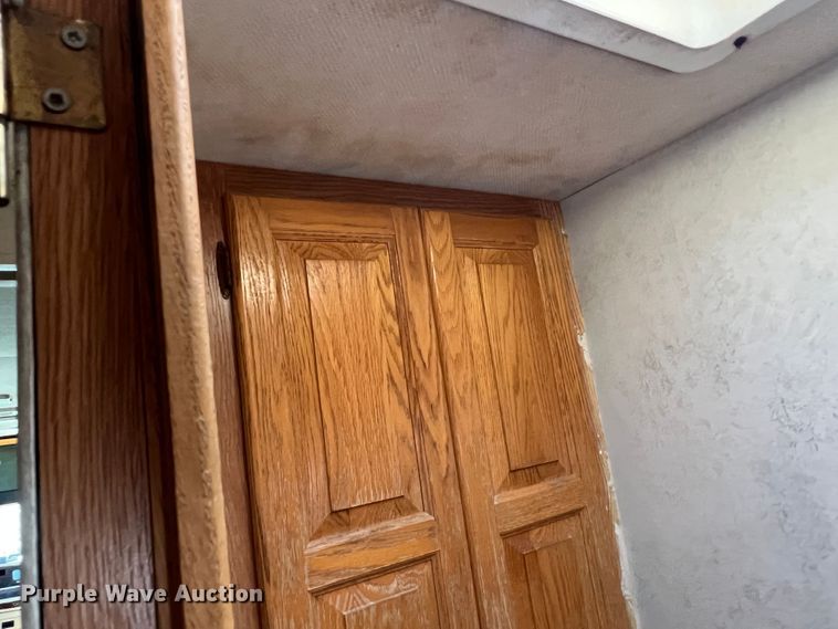 image for item MQ9798 2001 Freightliner XC  RV