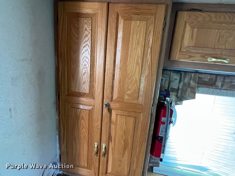 image for item MQ9798 2001 Freightliner XC  RV