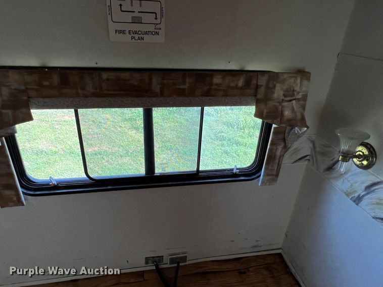 image for item MQ9798 2001 Freightliner XC  RV