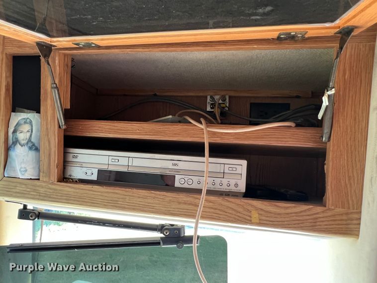 image for item MQ9798 2001 Freightliner XC  RV