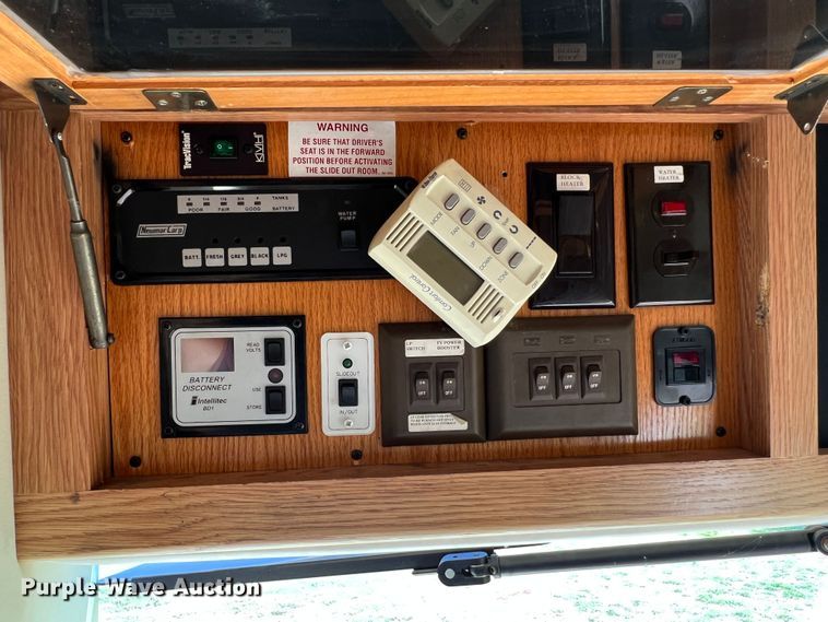 image for item MQ9798 2001 Freightliner XC  RV