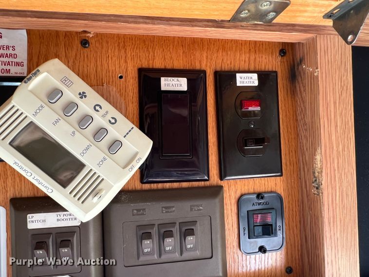 image for item MQ9798 2001 Freightliner XC  RV